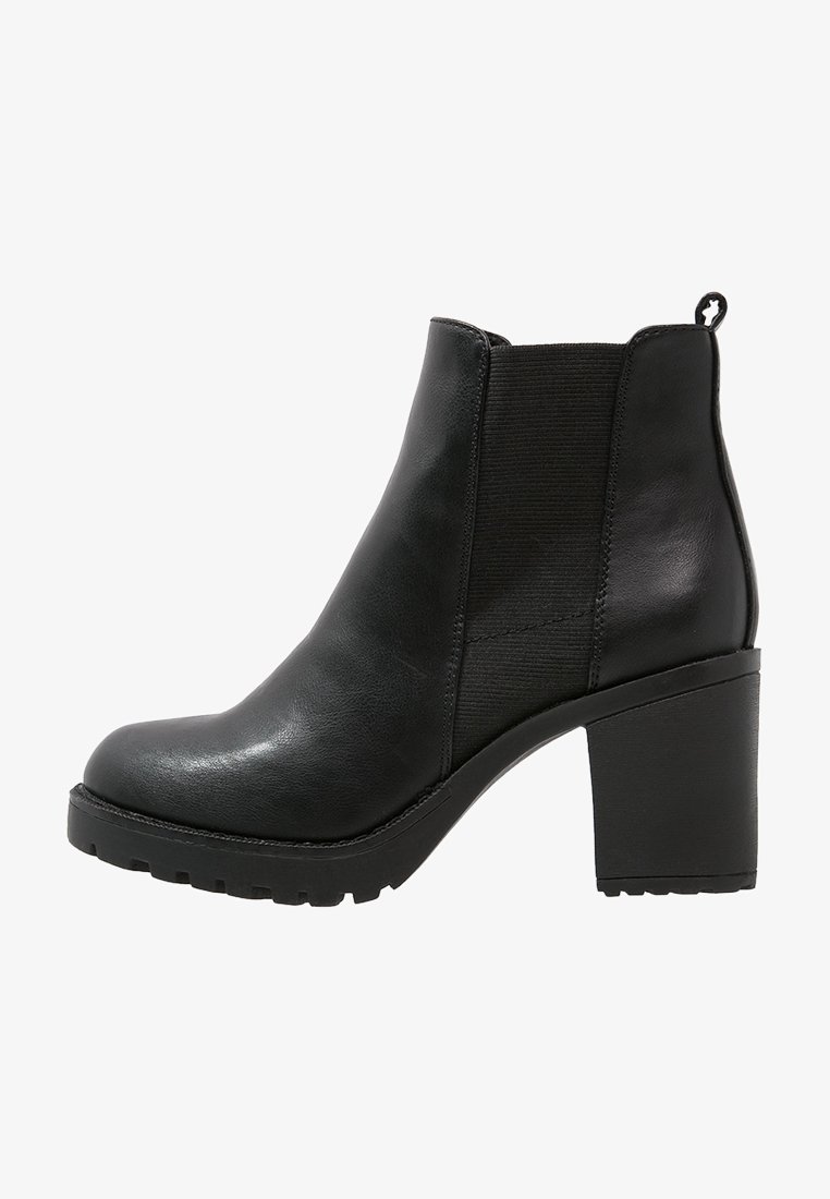 Bottine en cuir noir avec talon bloc épais, panneau latéral élastique, languette arrière et semelle robuste.
