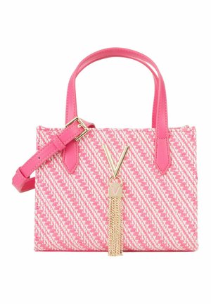 Sac à main tissé rose et blanc avec poignées supérieures, bandoulière réglable, et charm en forme de V doré avec pampille en chaîne à l'avant.