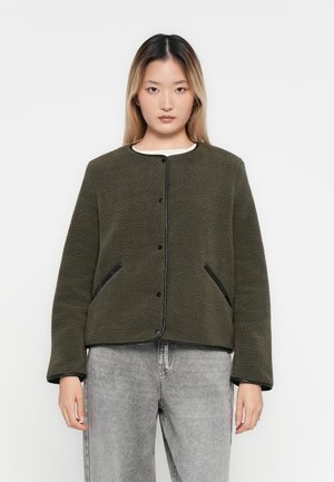 Olivenfarget fleecejakke med rund hals, svart knappelukking foran og sidelommer innrammet i svart. Strukturert stoff og cropped design.