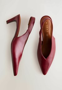Burgunderfarbene Leder Slingback-Pumps mit spitz zulaufender Schuhspitze, 7 cm Blockabsatz und einem Ausschnitt-Design für bequemes Anziehen. Glatte Textur und minimale Details.