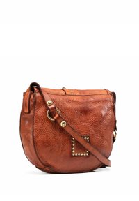 Borsa a tracolla in pelle marrone con finitura texture, dettagli in metallo dorato e design con borchie sulla parte anteriore. Include una tracolla regolabile.