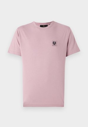 T-shirt a maniche corte di colore rosa chiaro in cotone, con un piccolo patch del logo nero sulla parte sinistra del petto. Design semplice con scollo rotondo.