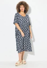 Ulla Popken GRAPHIC SHORT SLEEVE MIDI - Trikoomekko - marine