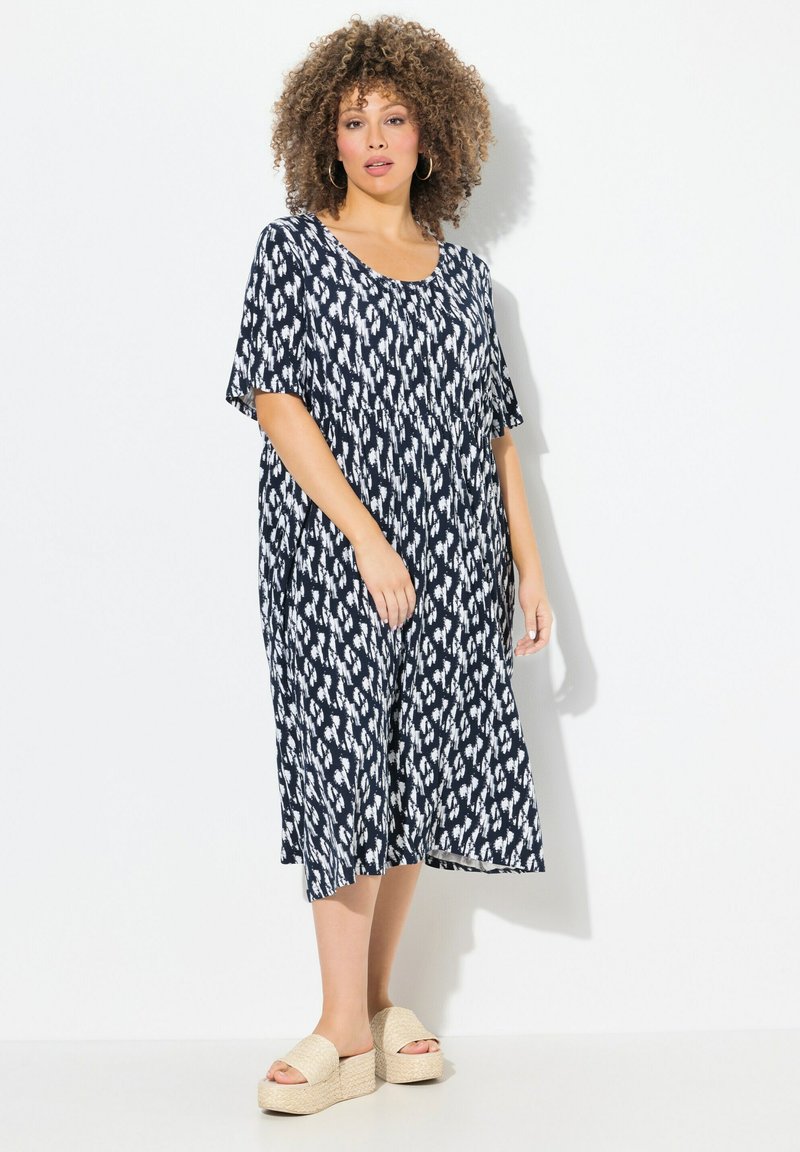 Ulla Popken GRAPHIC SHORT SLEEVE MIDI - Trikoomekko - marine