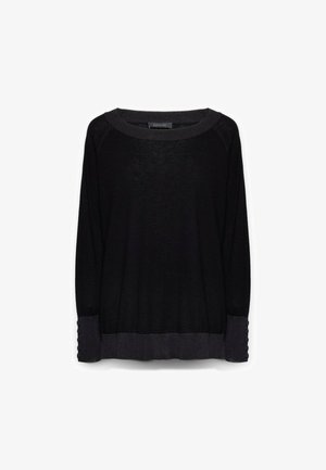 Schwarzer Pullover mit langen Ärmeln und weitem Rundhalsausschnitt, dunklen gerippten Bündchen mit vier Knöpfen und geripptem Saum.