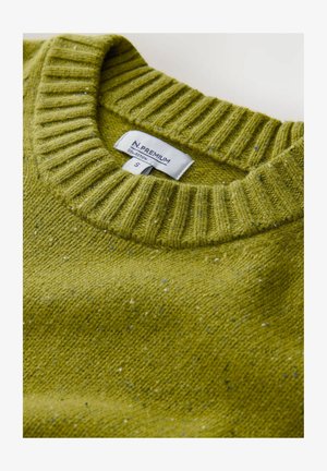 Grüner Strickpullover mit geripptem Rundhalsausschnitt und kleinen mehrfarbigen Punkten, mit dem Etikett der N. Premium Collection in Größe S im Kragen.