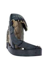 Borsa a tracolla in pelle marrone trapuntata con una cinghia blu scuro, dettaglio in catena e texture liscia. Presenta una forma strutturata e chiusura a zip.
