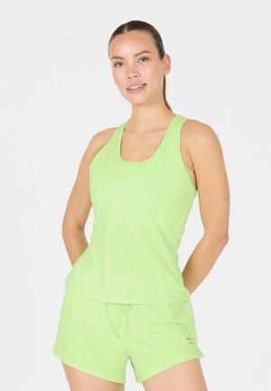 Ljusgrön sporttanktop med rundad halsringning och racerback-design, i kombination med matchande shorts med elastisk midja.