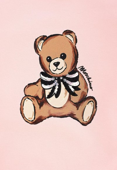 Illustrazione di un teddy bear marrone con un fiocco a strisce bianche e nere. Caratteristiche morbide e rotonde su uno sfondo rosa chiaro.