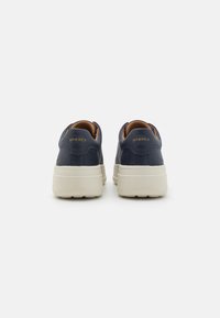 Marine lærersneakers med hvite gummisåler, med en teksturert finish og en beige indre fôr. "SPHERICA"-logoen er preget på hælen.