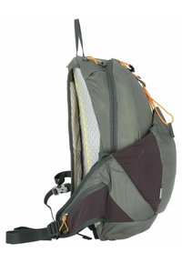 Grüner Rucksack mit Netzstruktur, mit Reißverschlüssen ausgestatteten Fächern und orangen Akzenten. Verfügt über verstellbare Träger und ein ergonomisches, gewölbtes Design.