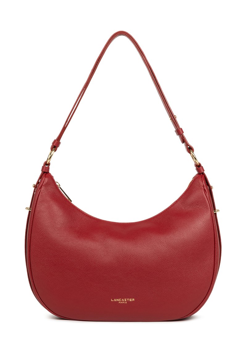 Borsa a spalla in pelle rossa con silhouette curva, dettagli in metallo dorato e texture liscia. Nome del marchio "Lancaster Paris" ben visibile.