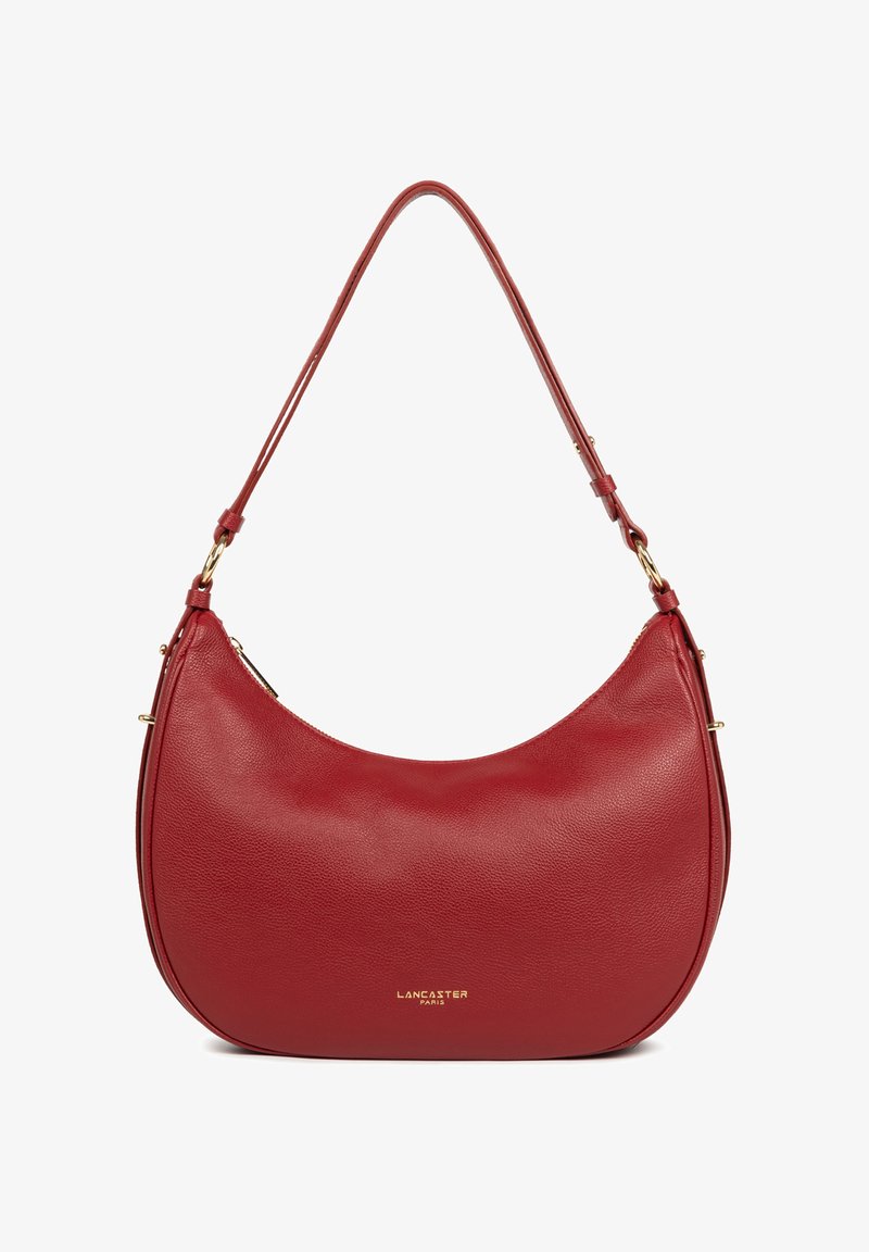 Borsa a spalla in pelle rossa con silhouette curva, dettagli in metallo dorato e texture liscia. Nome del marchio "Lancaster Paris" ben visibile.