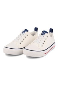 Witte canvas sneakers met een ronde neus, marineblauw accent op de tong en een rood-blauwe streep aan de zool. Voorzien van witte veters en veterogen.