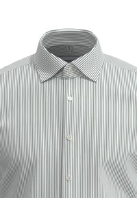 Camicia a righe in grigio e bianco, con colletto classico e chiusura a bottoni. Il materiale ha una texture liscia con sottili righe verticali.