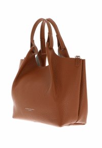 Borsa a tracolla in pelle marrone con superficie texturizzata, due manici corti e una zip laterale. Presenta un logo sottile sul lato anteriore.