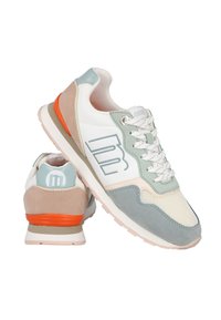 Zapatillas multicolores con parte superior de malla blanca y acentos de gamuza en menta y gris, detalle en el talón naranja y cordones blancos. Diseño de punta redondeada.