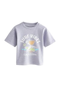 Vaaleanharmaa lyhythihainen t-paita, jossa on "SURF VIBES" -grafiikka, esittäen sarjakuvapelikaania surffilaudalla ja "CALIFORNIA MALIBU BEACH" -teksti.