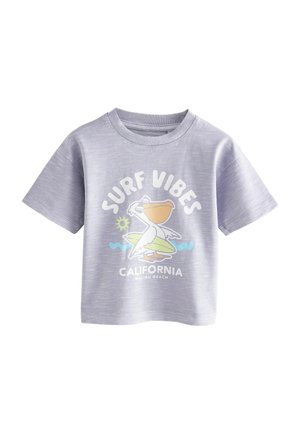 Jasnoszara koszulka z krótkim rękawem z grafiką "SURF VIBES", przedstawiająca kreskówkowego pelikana na desce surfingowej oraz tekst "CALIFORNIA MALIBU BEACH".