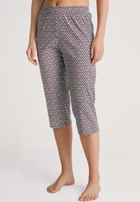 Geprinte capri broek met een diamantpatroon in rood, groen en witte kleuren. Gemaakt van lichte stof met een elastische tailleband.