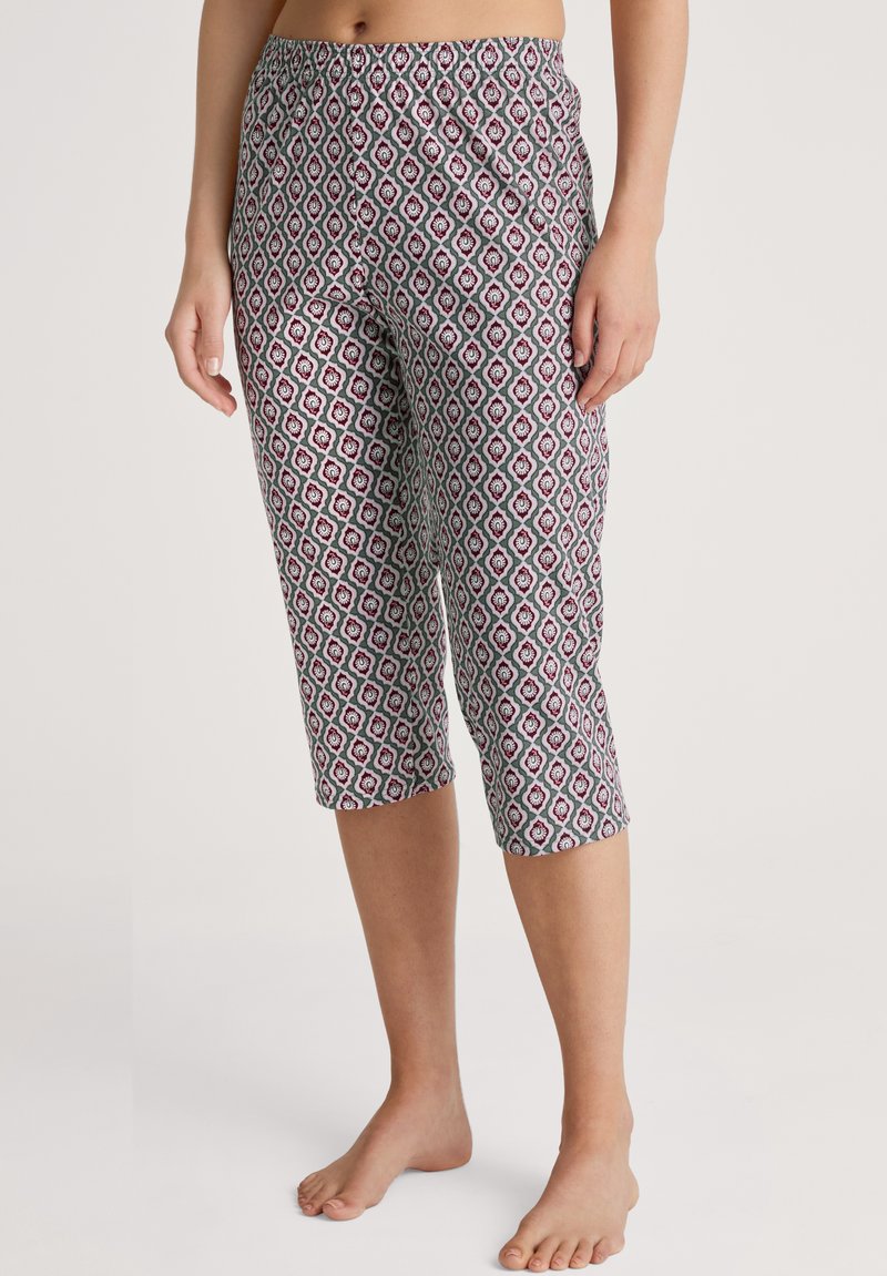 Geprinte capri broek met een diamantpatroon in rood, groen en witte kleuren. Gemaakt van lichte stof met een elastische tailleband.