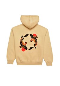Beige hoodie met een trekkoord capuchon. Heeft een cirkelontwerp van zwarte koi-vissen en rode cirkels op de achterkant. Glad textuur, casual stijl.