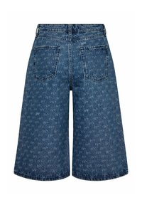 Jeans culotte v fadelem modrem pranju z diskretnim vzorcem. Ima dva zadnja žepa in visok pas. Konica se konča tik pod kolenom.
