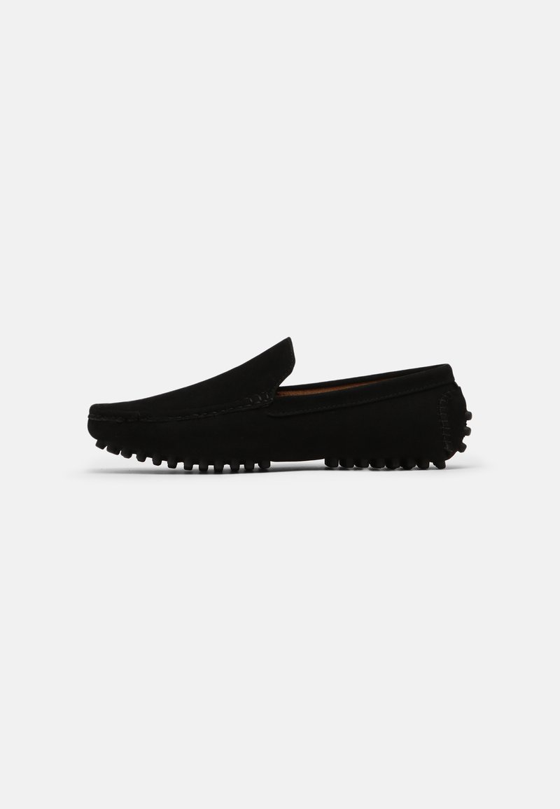 Sorte ruskinds loafers med en let hævet, tekstureret sål og syning langs kanterne, der har et klassisk slip-on design.