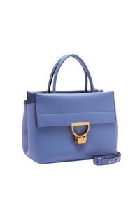 Borsa a mano in pelle blu con design strutturato, hardware in oro, manici superiori, tracolla regolabile e finitura testurizzata. Presenta una chiusura a pattina frontalmente.