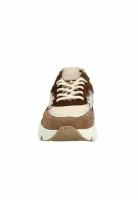 Bruine en beige sneaker van suède en leer, met een ronde neus, contrasterende veters gaatjes en een opvallende logo patch op de tong.