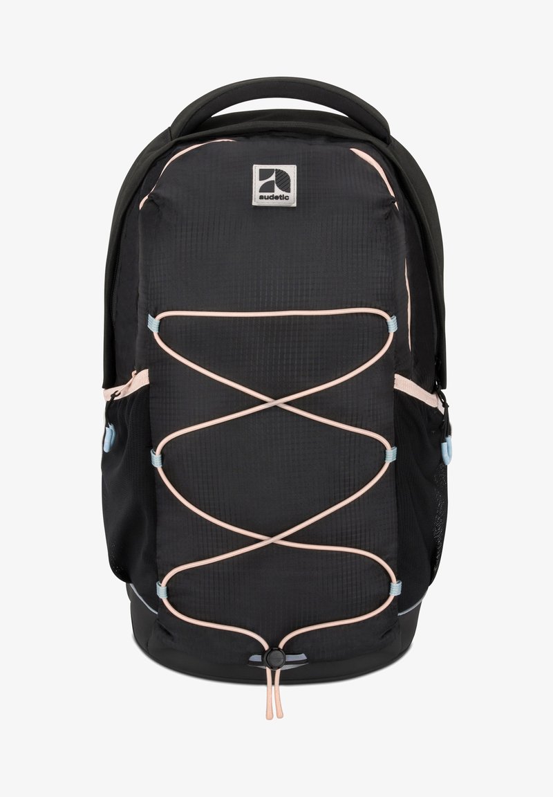 Rucsac negru cu o suprafață texturată, având accente roz și albastre, un sistem exterior de bungee și o mână superioară pentru transport.