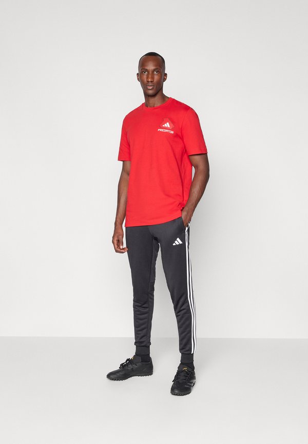 PREDATOR HISTORY GRAPHIC - Print T-shirt - better scarlet2