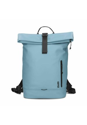 Zaino a rotolo azzurro chiaro con fibbia nera, tasca frontale verticale con zip, manico superiore e spallacci neri regolabili.