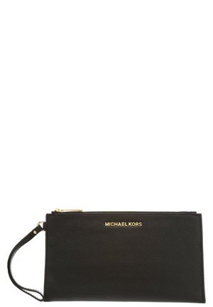 Pochette bracelet en cuir noir avec fermeture éclair dorée et logo Michael Kors en lettres dorées sur le devant.