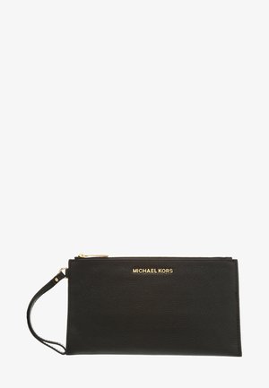 Czarna skórzana kopertówka na nadgarstek ze złotym zamkiem błyskawicznym i logo Michael Kors w złotych literach z przodu.