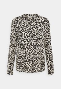 Blusa a maniche lunghe con stampa leopardata nera e beige, scollo a V e patta con tre bottoni su sfondo bianco.