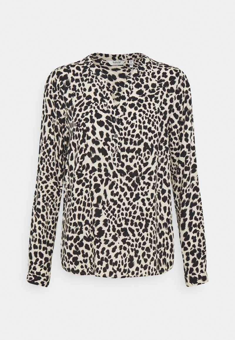 Blusa a maniche lunghe con stampa leopardata nera e beige, scollo a V e patta con tre bottoni su sfondo bianco.