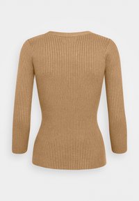 Haut à manches longues côtelé en tissu marron clair avec une silhouette ajustée et un col rond. Présente un motif texturé subtil sur toute la surface.