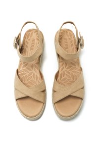 Beige mokkasiinisaappaat, joissa on ristiristikko muotoilu, solkikiinnitys ja teksturoitu lehtikuvioinen pohja. Kevyt espadrille-tyylinen pohja.