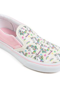 Instap sneakers van canvas met een crèmekleurige basis. Voorzien van een eenhoorn- en regenboogpatroon, roze elastische accenten aan de zijkanten en een witte zool.