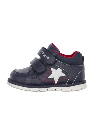 Scarpe in pelle blu scuro con dettaglio a stella bianca, accenti rossi e doppie fascette in velcro. Suola in gomma bianca con grip testurizzato. Design casual.