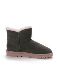 Botas de tobillo de ante gris con forro de piel sintética de un suave color rosa y suela de goma rosa clara. Presentan una punta redonda y un sencillo detalle de costura.