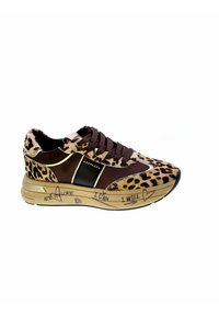 Sneakers con stampa leopardata caratterizzati da una combinazione di colori marrone e beige, materiale in pelliccia testurizzata, suola in gomma spessa e dettagli scritti a mano sulla parte inferiore.