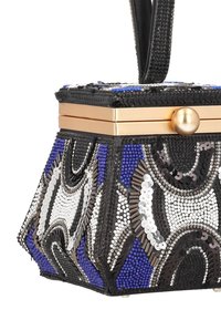 Perlenbesetzte Handtasche mit einem geometrischen Muster in Schwarz, Weiß und Blau. Goldene Akzente und eine strukturierte, sechseckige Form mit Griff.