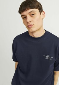 Jack & Jones PREMIUM JPRBLACHAD BRANDING CREW NECK TEE - Printtipaita - night sky