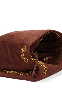 Sac à main en daim brun avec un design matelassé, accents en chaîne dorée et fermeture à glissière. L'intérieur dispose de plusieurs compartiments pour l'organisation.