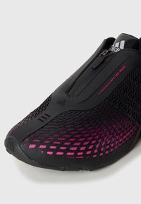 Μαύρο και ροζ αθλητικό παπούτσι Adidas Megaride S2 με σχεδιασμό από δίχτυ, κλείσιμο με φερμουάρ και λογότυπο στη γλώσσα και την πλευρική επιφάνεια.