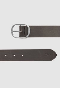 Ceinture en cuir marron foncé avec une boucle ovale en argent et un logo Levi's en relief près de la pointe, disposée à plat sur un fond clair.
