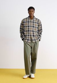 Obey Clothing OLIVER PLEATED - Trousers - tea leaf