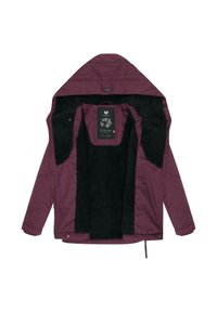 Bordowa kurtka z czarnym, polaryzowanym wnętrzem, wyposażona w kaptur, zamek błyskawiczny i dwie boczne kieszenie. Wewnętrzna metka widoczna na środku.